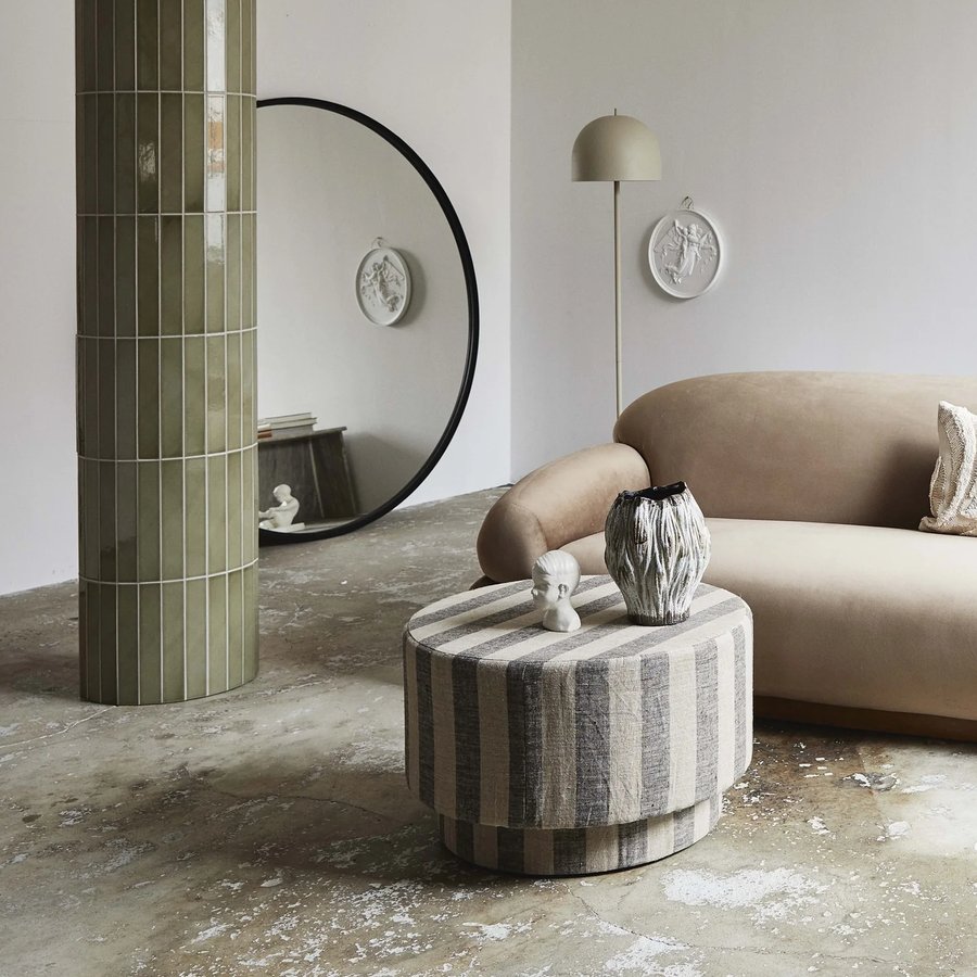LADOGA Puf i Stribet Beige/Grå Hør fra Nordal | Ø68x42 cm hos uniquebeds, home & living - Billede 3