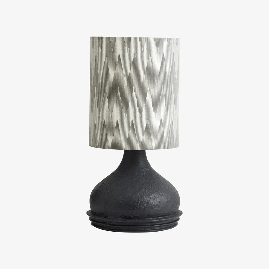 ARITO Bordlampe med Fod i Sortlakeret Aluminium & Skærm i Grå & Hvidmønstret Stof fra Nordal | Ø21x45 cm | Grå, Hvid, Sort hos uniquebeds, home & living - Billede 1