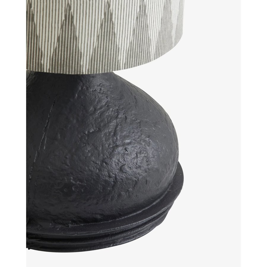 ARITO Bordlampe med Fod i Sortlakeret Aluminium & Skærm i Grå & Hvidmønstret Stof fra Nordal | Ø21x45 cm | Grå, Hvid, Sort hos uniquebeds, home & living - Billede 2